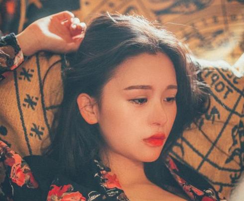 小说：小吃城开业，大妈往里扔头发讹钱，两个萌娃一唱一和揭穿