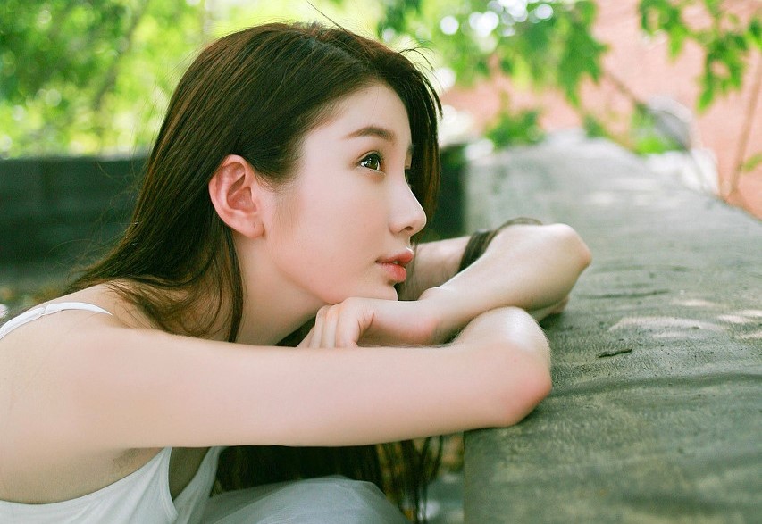 小说：美女校花把小伙领到自己住的地方，却被自己闺蜜误会了。