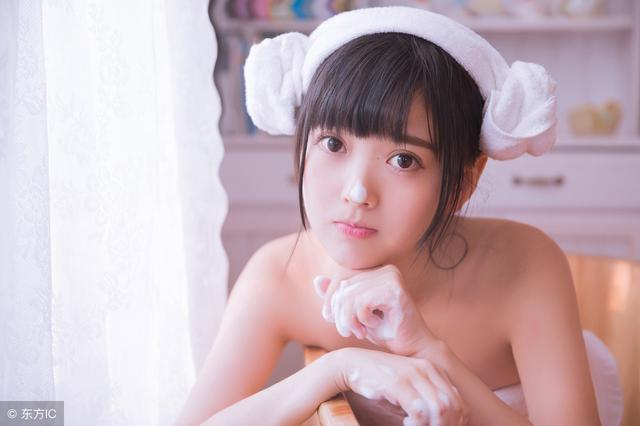 小伙追求姑娘多年突然主动求婚,小伙追求暗恋女孩多年终于结婚