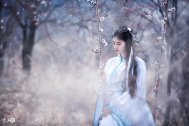 小说：她特地去和太师大人偶遇，哪知皇帝哥哥竟以为她来看望他