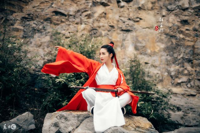 小说：大哥被打了板子，她想给他上药，他竟坚决拒绝，说男女有别