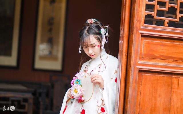 小说：拳击女教练穿越古代，猥琐丑男想吃豆腐，她让他断子绝孙