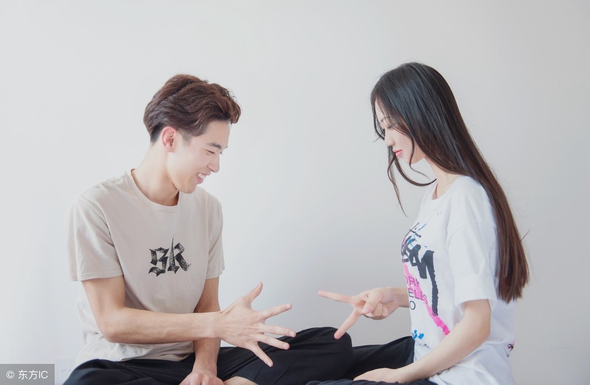 小说：她考试几天，少年就在外面陪她几天，还和她爸妈混了个脸熟