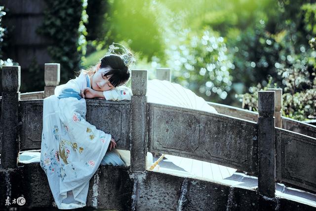 小说：王妃看中一副耳环，王爷下令耳环上刻上自己名字，掌柜为难