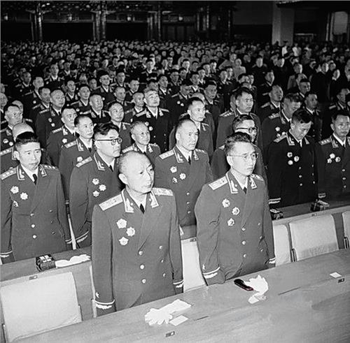 位列十大元帅之首，*德朱**的军衔命令状却不是001号，那001是谁？