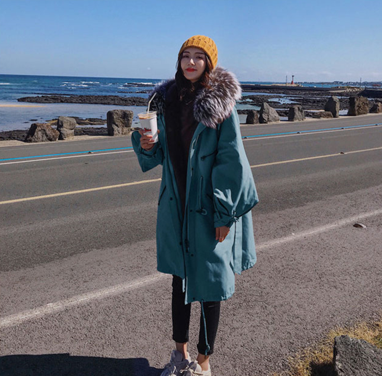 难怪女人们都不爱穿大衣了，今年流行“派克服”，气质保暖还时髦