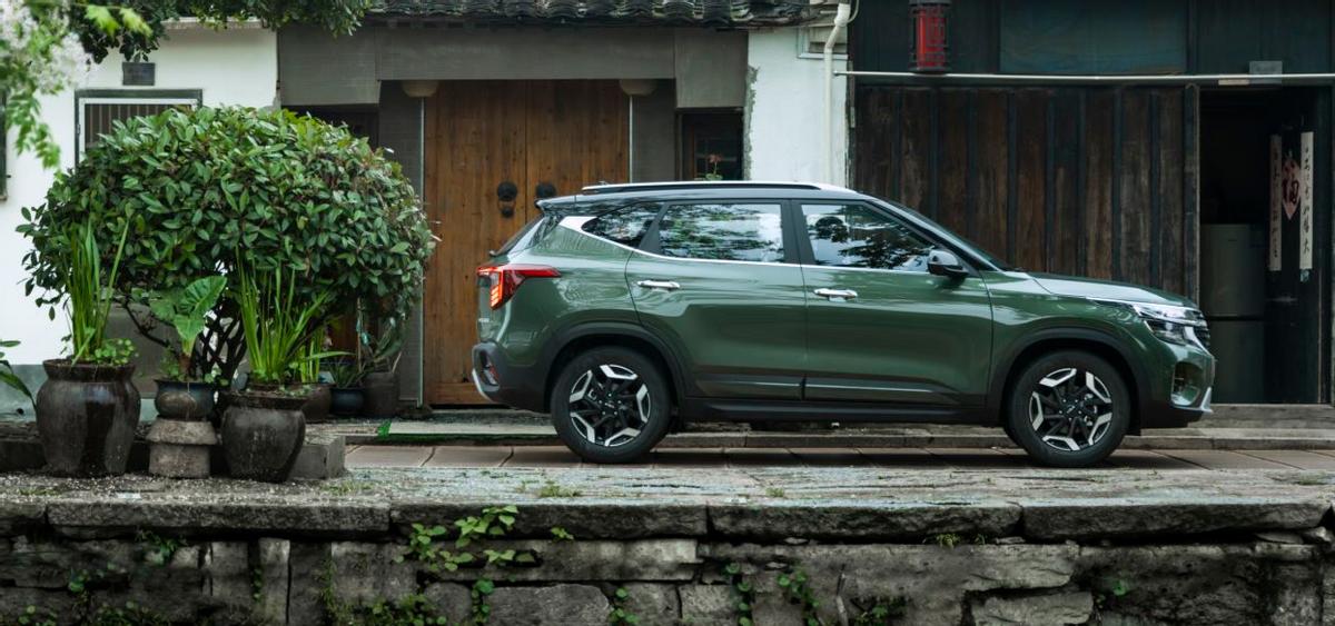 以智能打动年轻人试驾起亚赛图斯,起亚赛拉图10万级合资suv首选