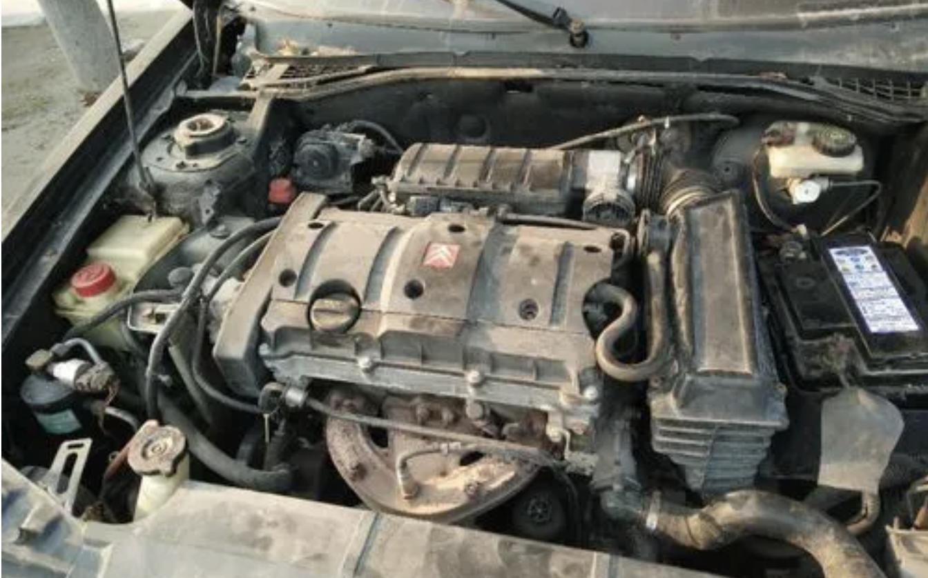 车辆冒白烟排气管喷水,汽车排气管出白烟喷水是什么原因