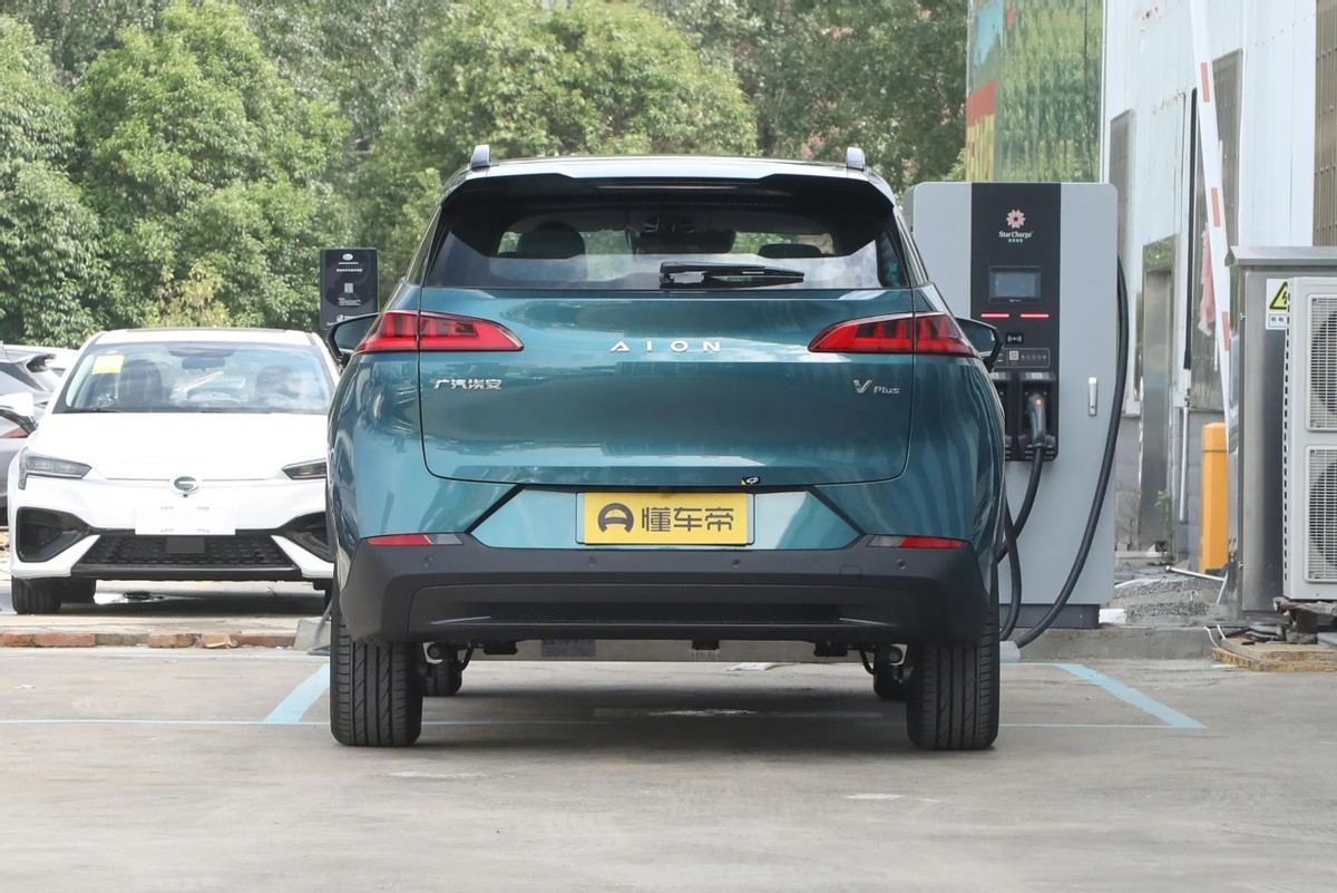 广汽埃安aiony和比亚迪宋plus,aionvplus和aionv区别