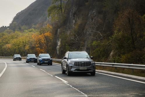 全新福特探险者硬核suv也能玩潮流,试驾大道越野版