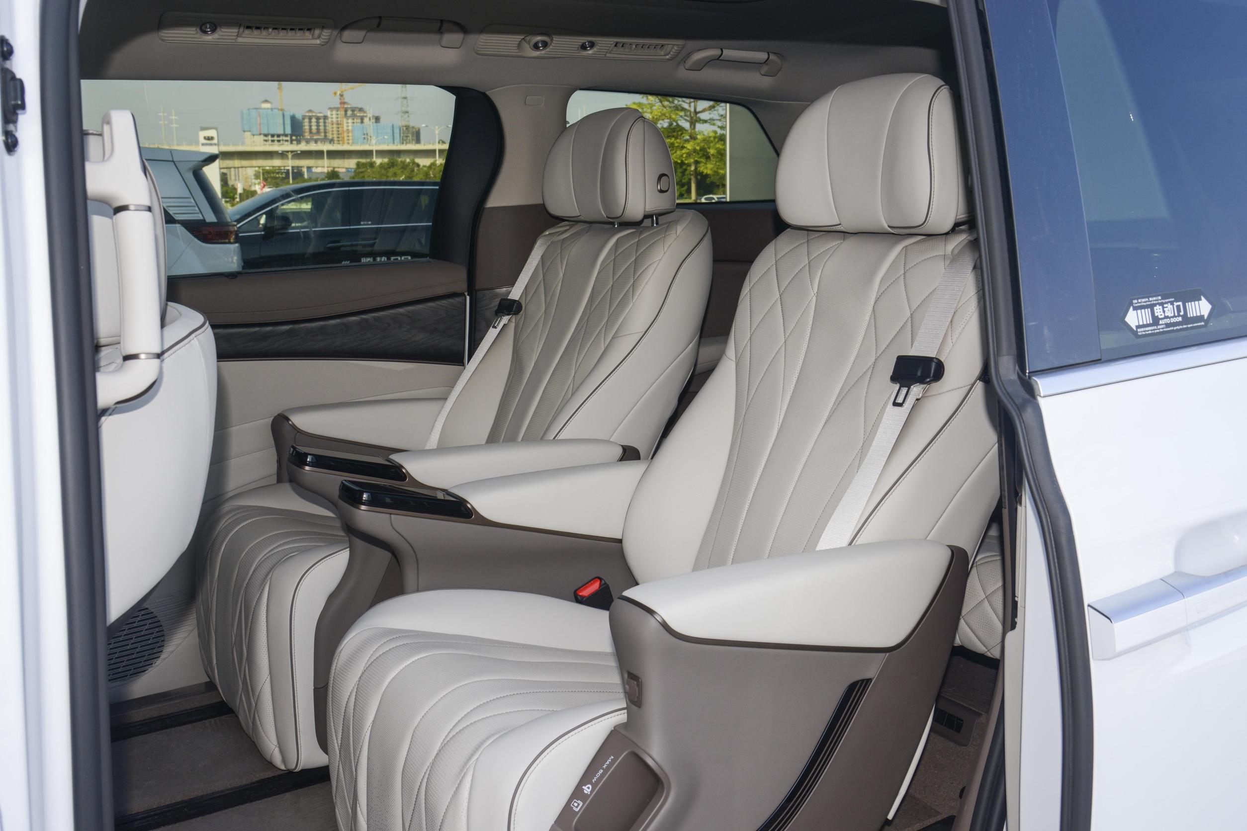 深度解析腾势D9:售33.58万起,车长超5米2的MPV,值不值得购买?