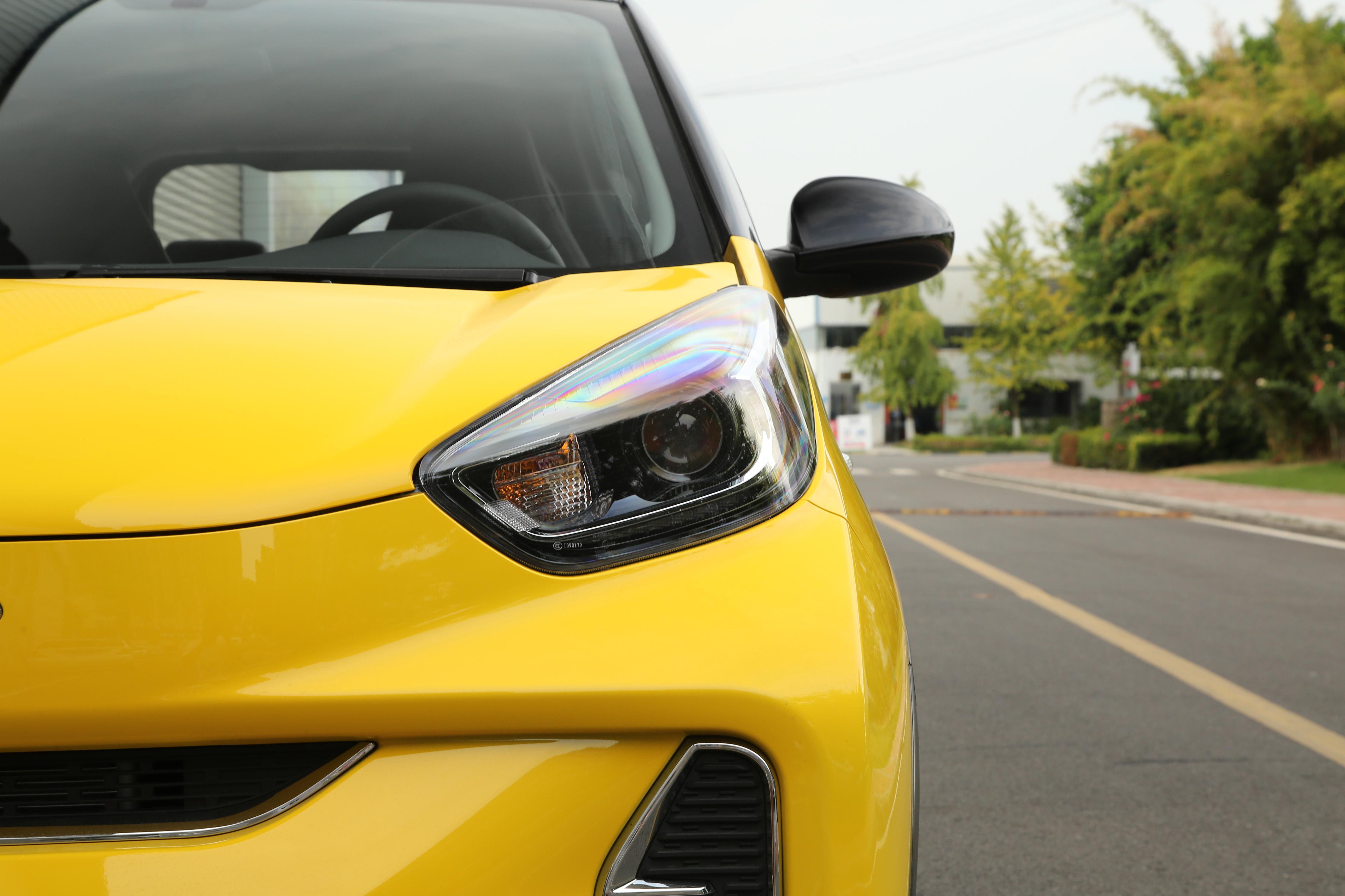 小蚂蚁新能源车适合年轻人开吗,小蚂蚁燃油代步车