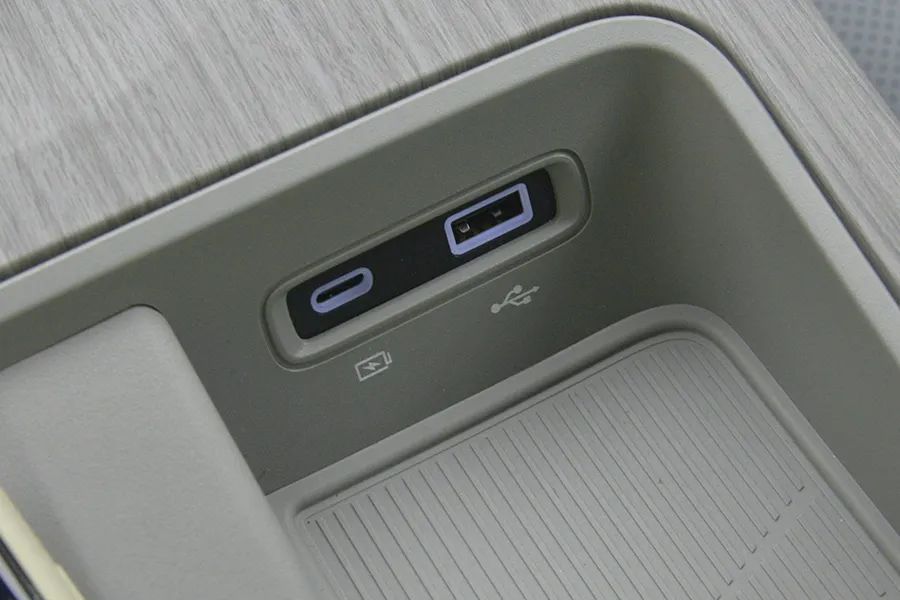 吉利银河e8半辐式方向盘怎么选,吉利银河e8龙腾版和汉ev