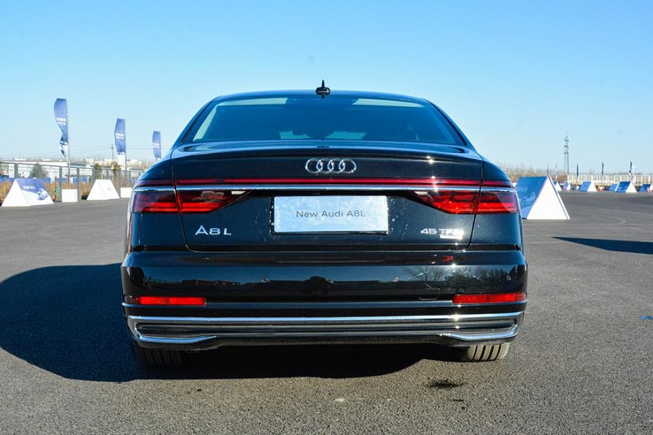 奥迪a8l50试驾视频,奥迪a8l2022款