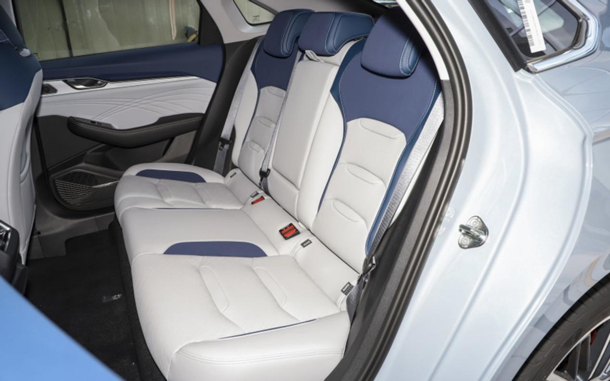 丰田卡罗拉同级别值得购买的车型,2019新丰田卡罗拉三厢版2.0