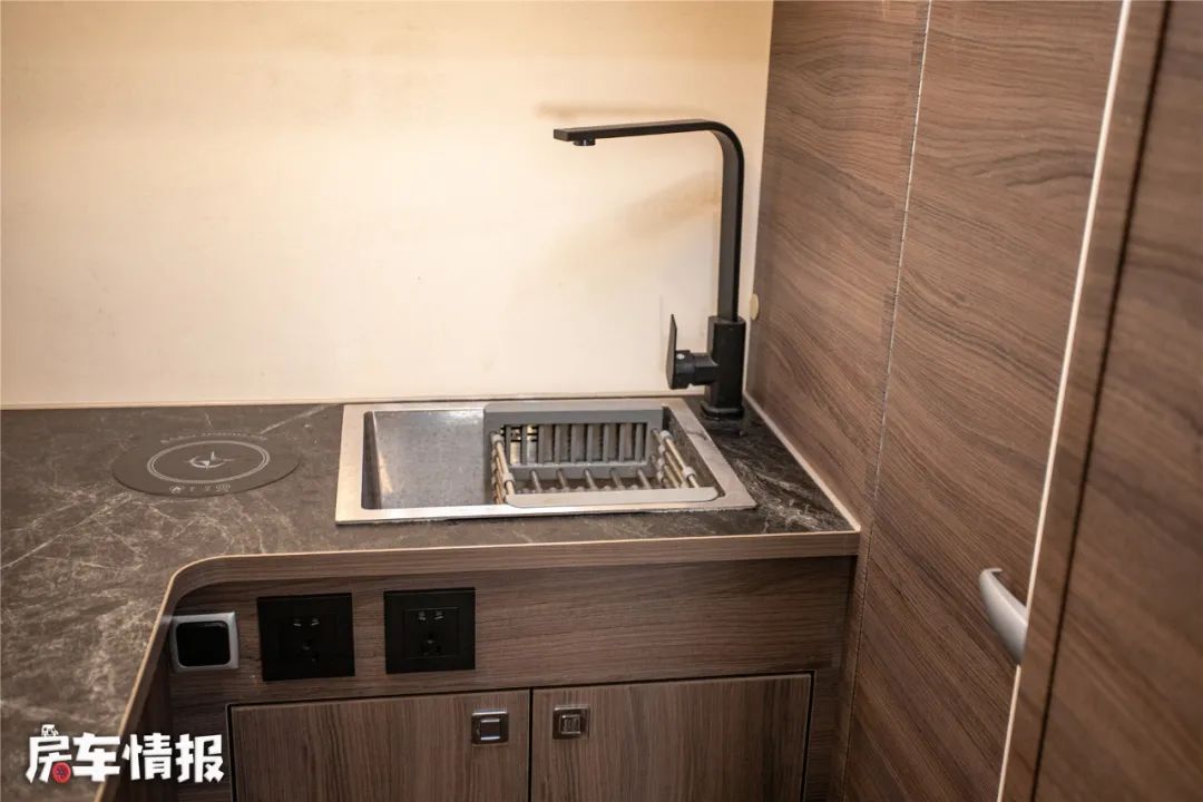 12万上汽跃进s100平头轻卡房车,跃进h300轻卡房车室内220v电源
