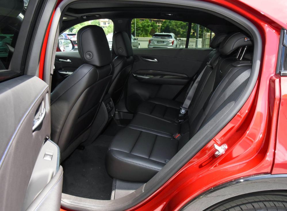 最省油的美系豪华suv凯迪拉克xt4,20万中型suv凯迪拉克xt4