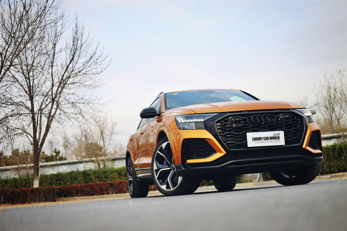 《豪华180》评奥迪RSQ8足够豪华的性能车啥样？