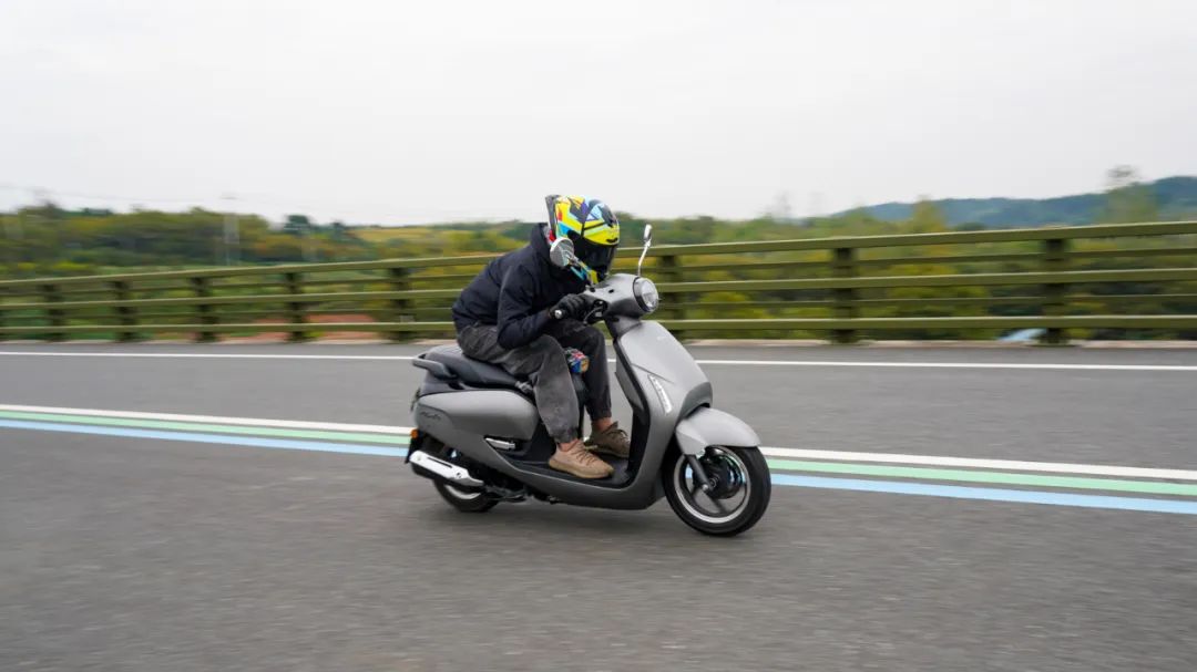 新大洲本田ns125t踏板测评,好看又好骑的踏板车