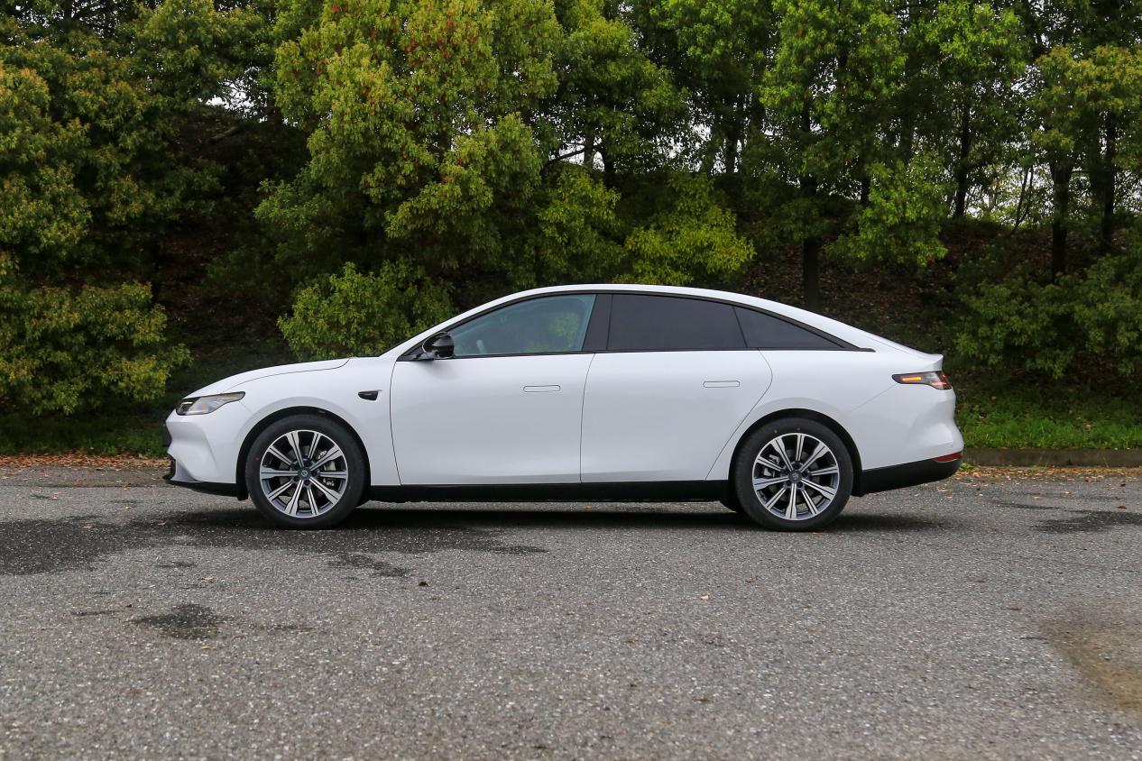 2023入门版c01和c11哪个值得买,零跑c01最新款试驾