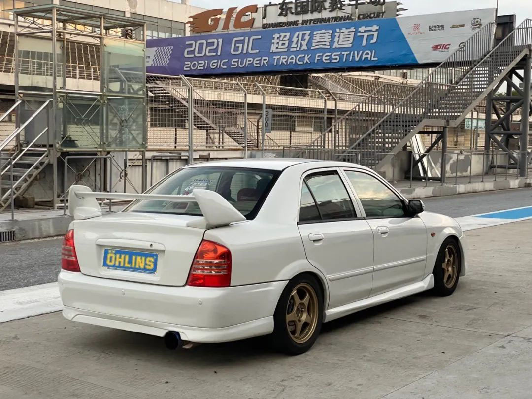 马自达323限量版改装,万元改车马自达323