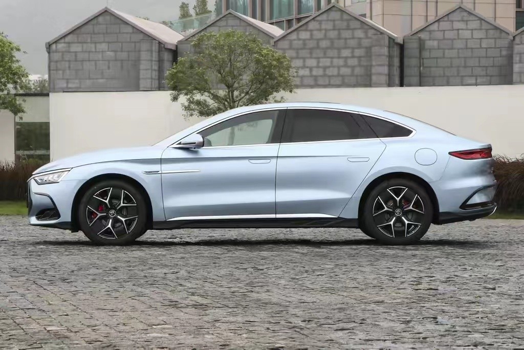 合资老车打不过国产新生代,汉dmi冠军版和迈腾怎么选