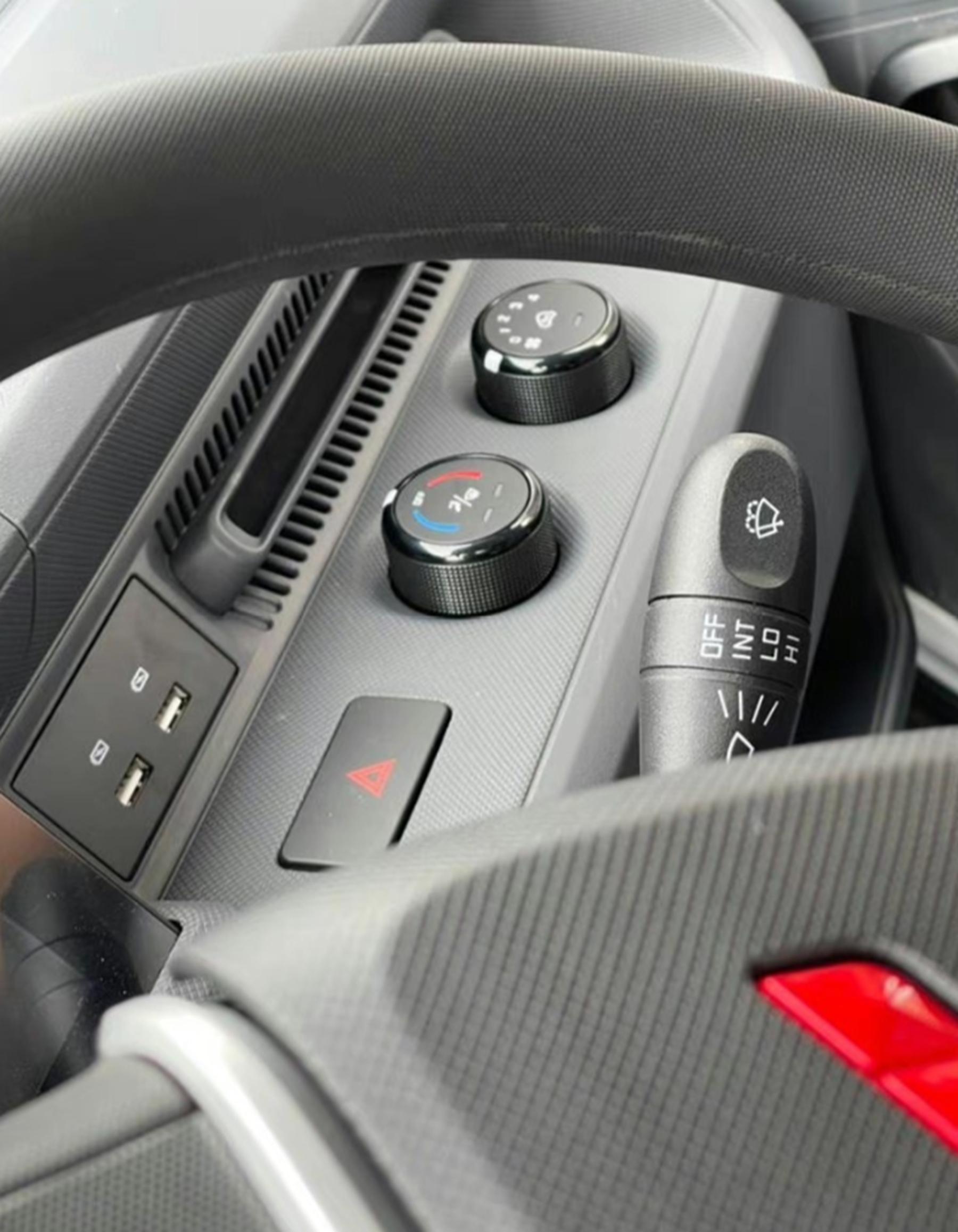 偶遇顺丰快递小哥，开最新款五菱E10送件，小哥哭诉：恨死五菱了