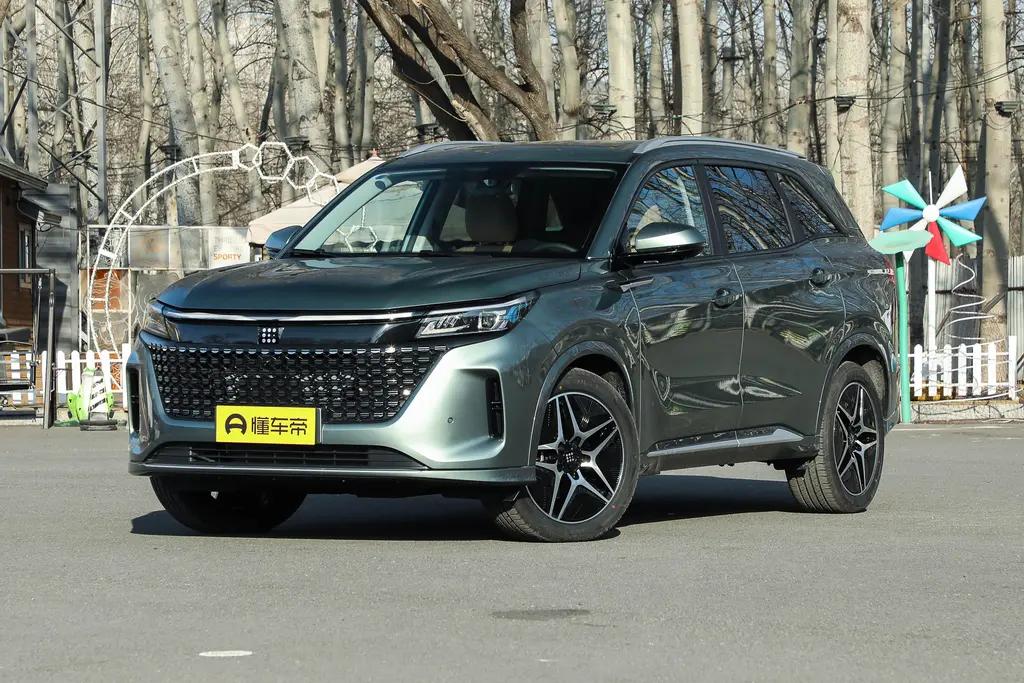 售价13.99万起，两种座椅布局，配比亚迪混动系统，蓝电E5上市