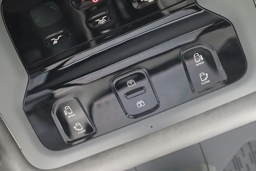 极氪009：前后三排都是主座，开到哪儿都是焦点！