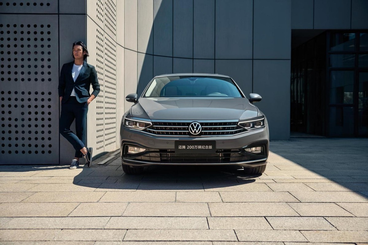 凯美瑞2.0和迈腾1.4t油耗测试,迈腾380对比凯美瑞2.5加速视频