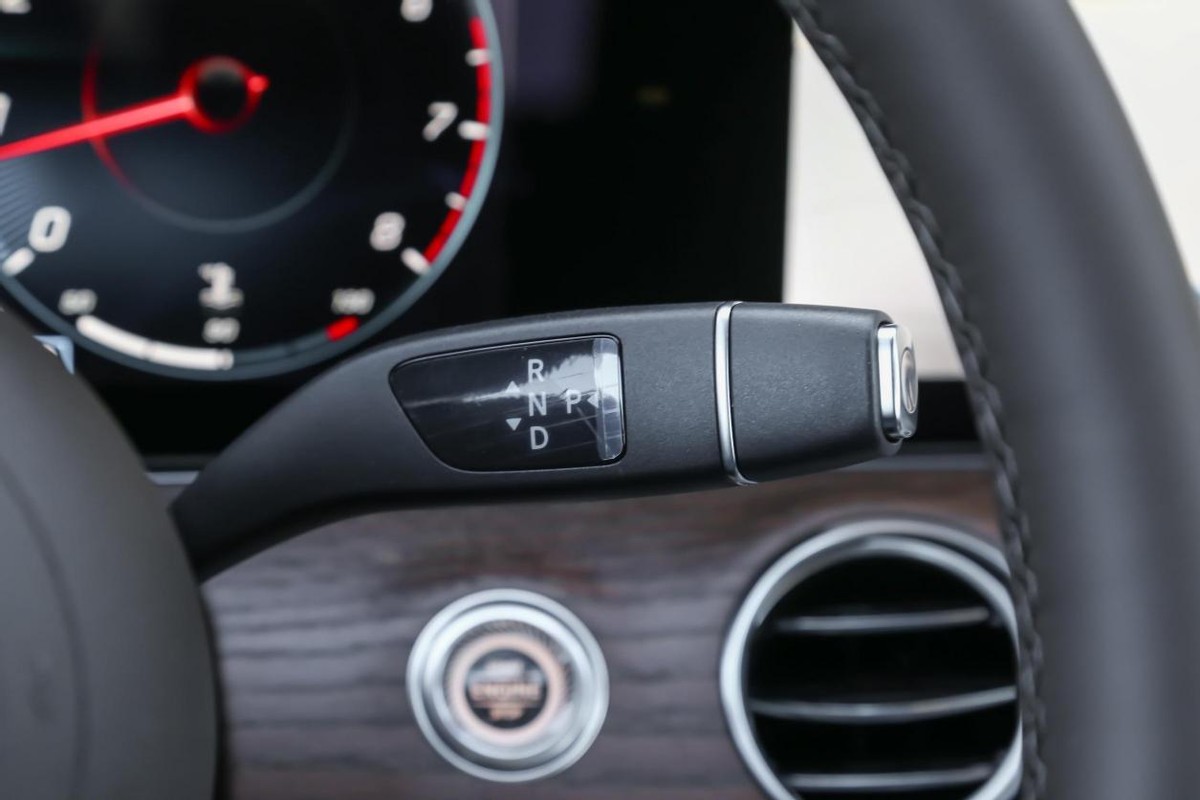 奔驰e2022款300l立标殊享版,立标奔驰e300l豪华版