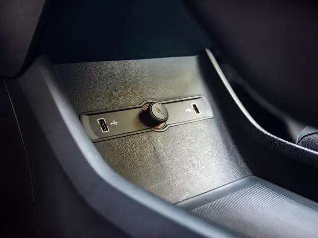 天幕+大空间+14.3英寸屏，荣威i6MAX称得上A+级轿车杠把子