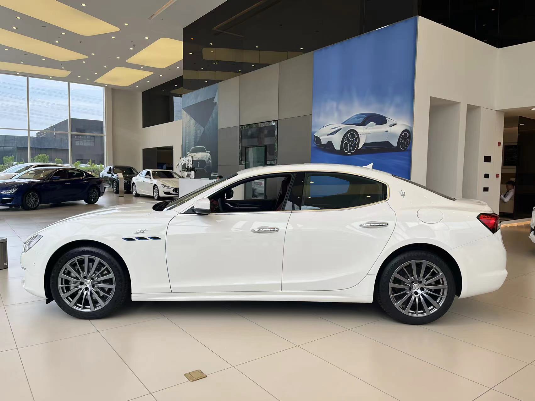 举杆挥洒绅士游戏尽享尊贵典雅