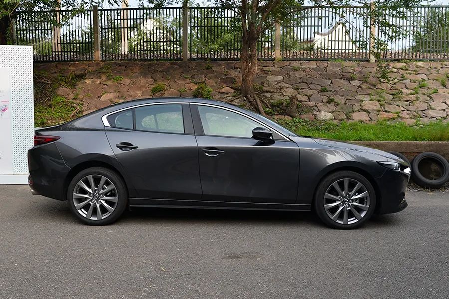 马自达3时尚版,马自达3昂克赛拉和宝马1系