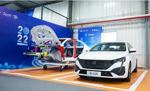 巨型弹弓撕扯仍正常驾驶不愧是家轿卷王