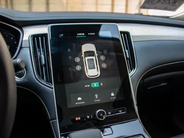 天幕+大空间+14.3英寸屏，荣威i6MAX称得上A+级轿车杠把子