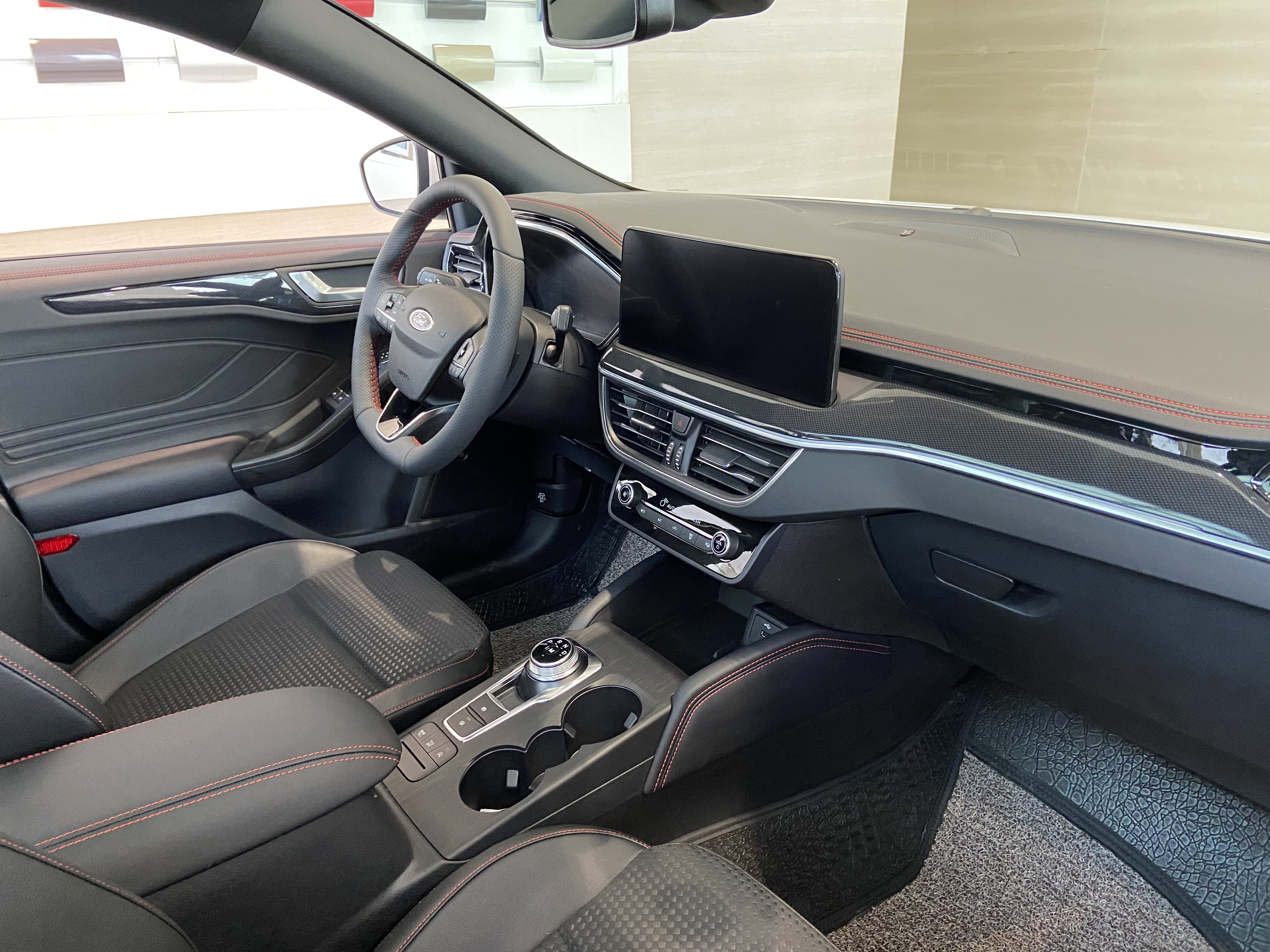 颜值在线的美式“钢炮”！运动属性拉满，实拍长安福特福克斯