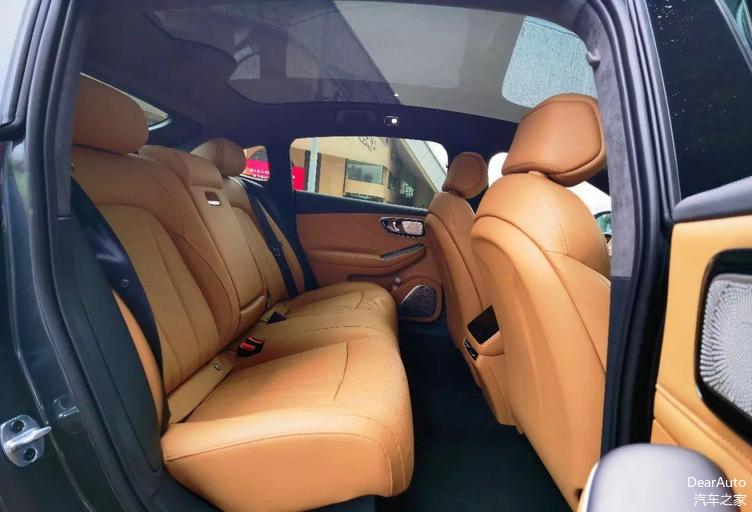 飞凡F7巴赫舒适座舱,飞凡f7巴赫座舱真皮座椅
