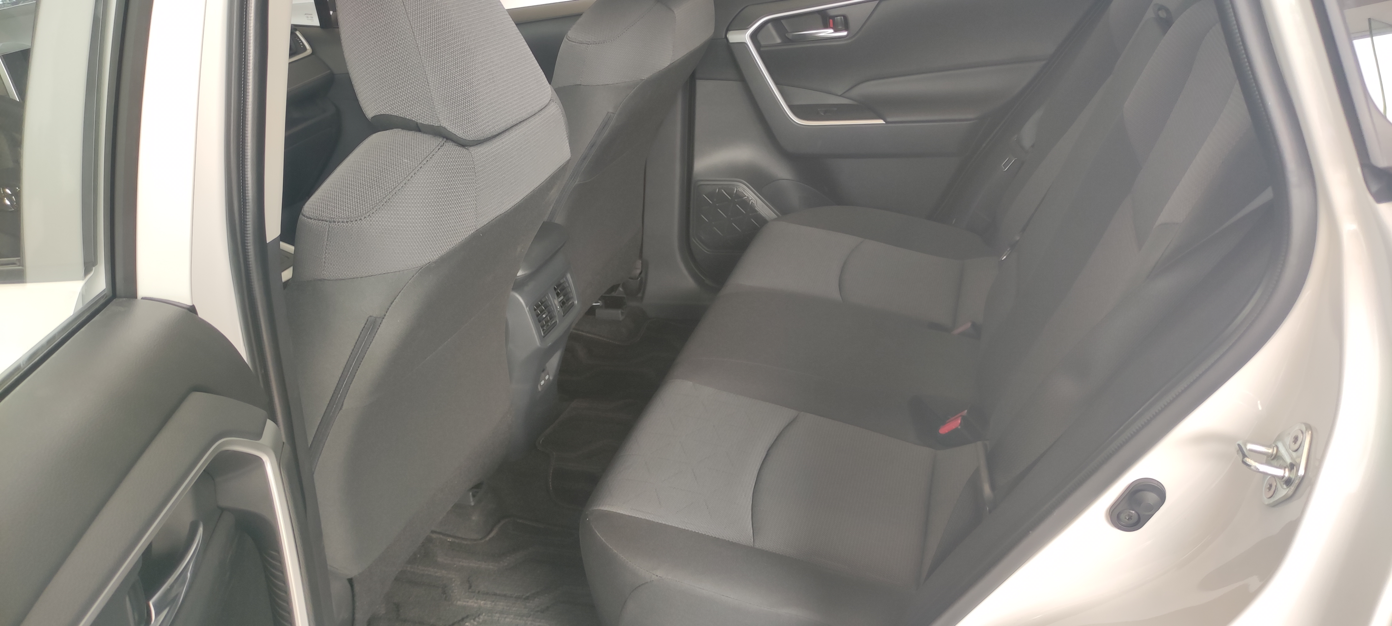 动力弱内饰丑,为啥荣放销量还是这么好?探店实测给你答案!