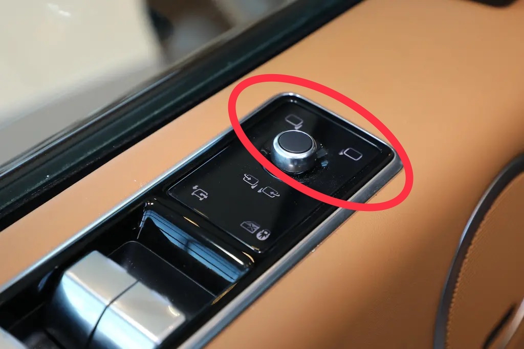 路虎揽胜行政版特殊功能,路虎揽胜有没有自动刹车功能