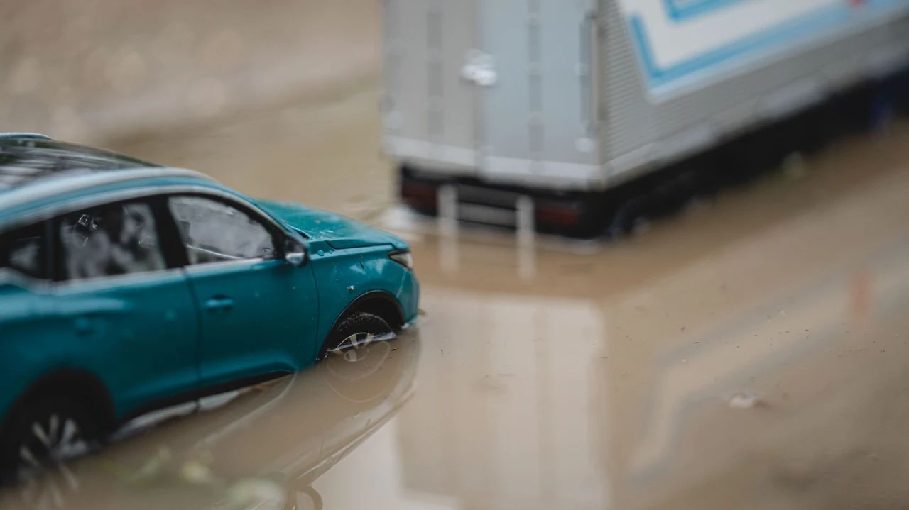 车辆涉水时应怎么操作,车辆涉水只要不熄火就没事吧