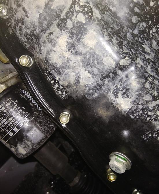 行驶过程中怎么发现发动机漏机油,发现机油漏光了怎么办