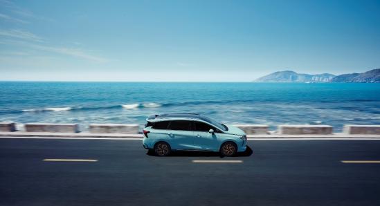 一家人一起出行的车,一家人一起兜风