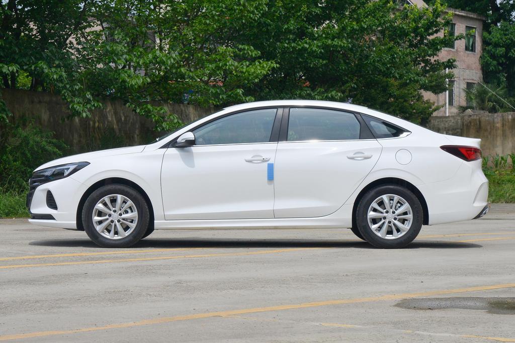 长安逸动空间大小适合家用吗,长安逸动plus后排空间凸起