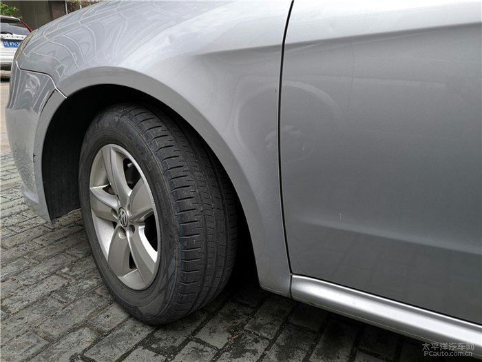 轮胎9年了才跑3万公里要换吗,轮胎被马路牙子刮破点皮要换吗