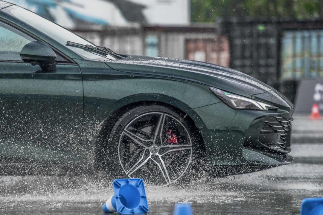 mg7跑得过思域吗,mg7一百周年