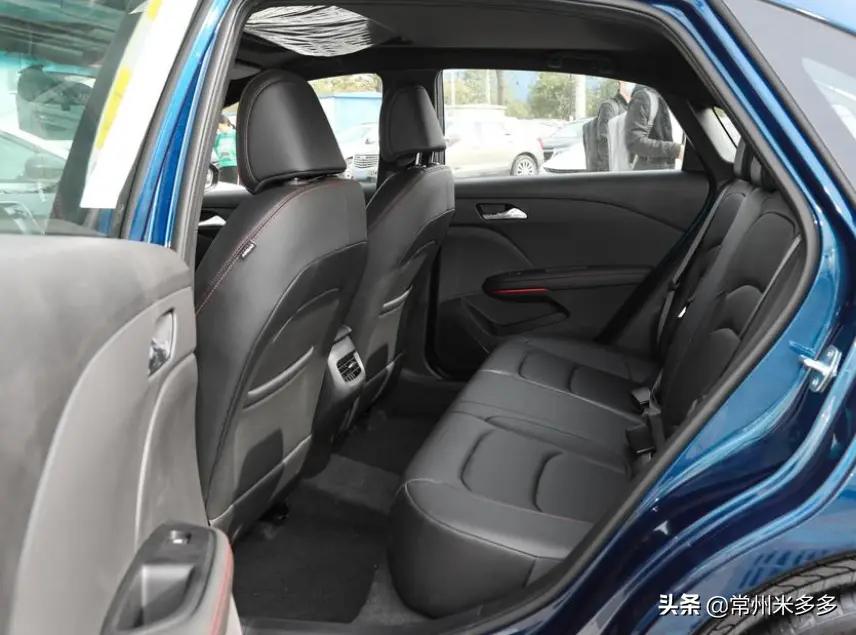 雪佛兰科鲁泽新款低配落地银色,雪佛兰科鲁泽轻混2020高冷灰