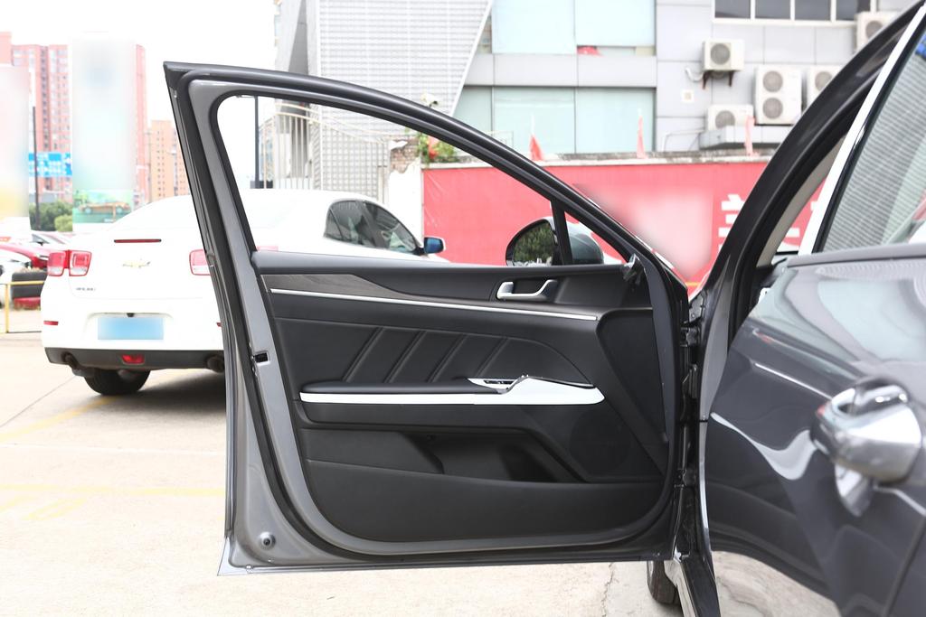 起亚k5适合家用吗,实用油耗低毛病少的家用车