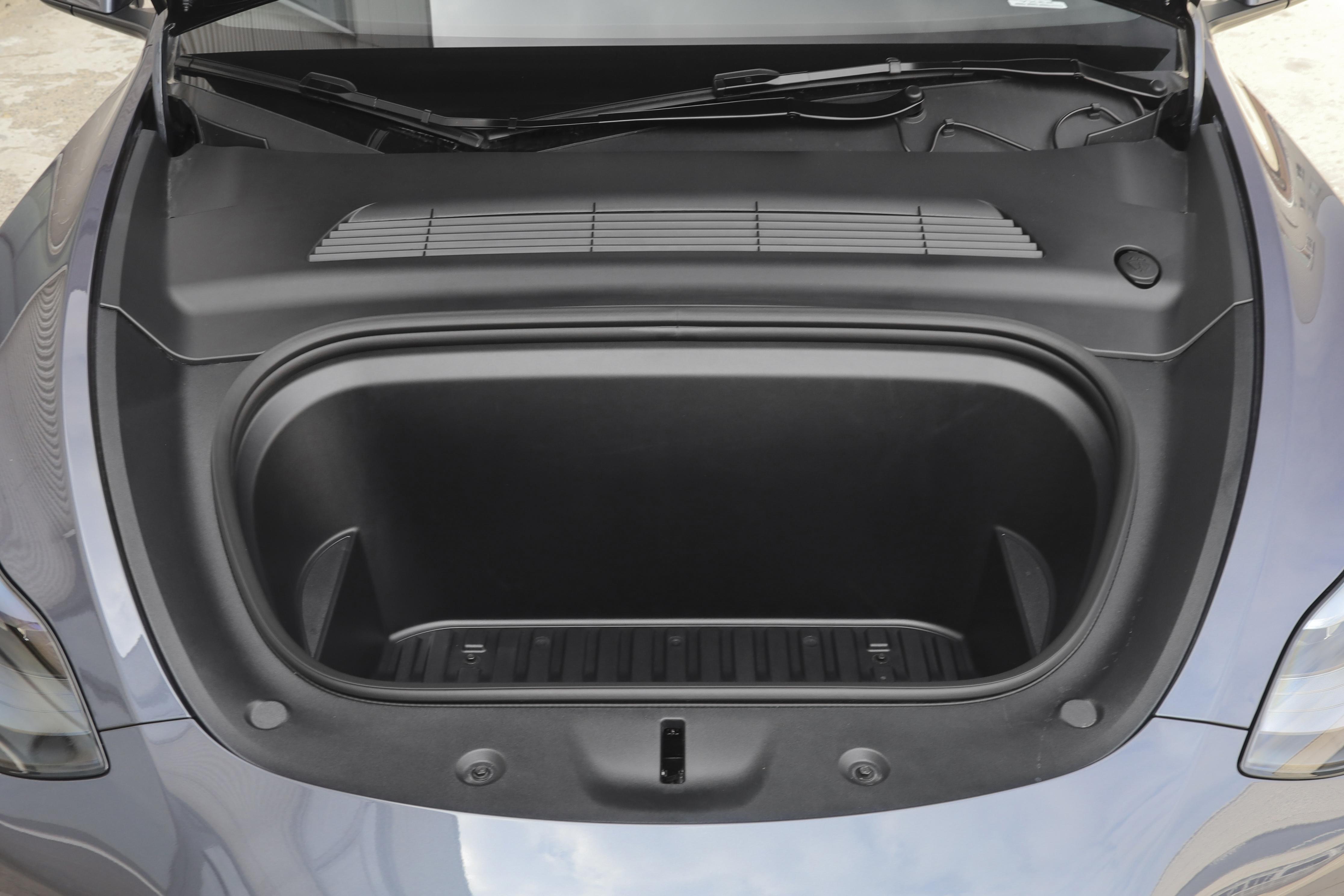 特斯拉modely长续航四驱雪地实测,红绿灯特斯拉modely高性能版测评