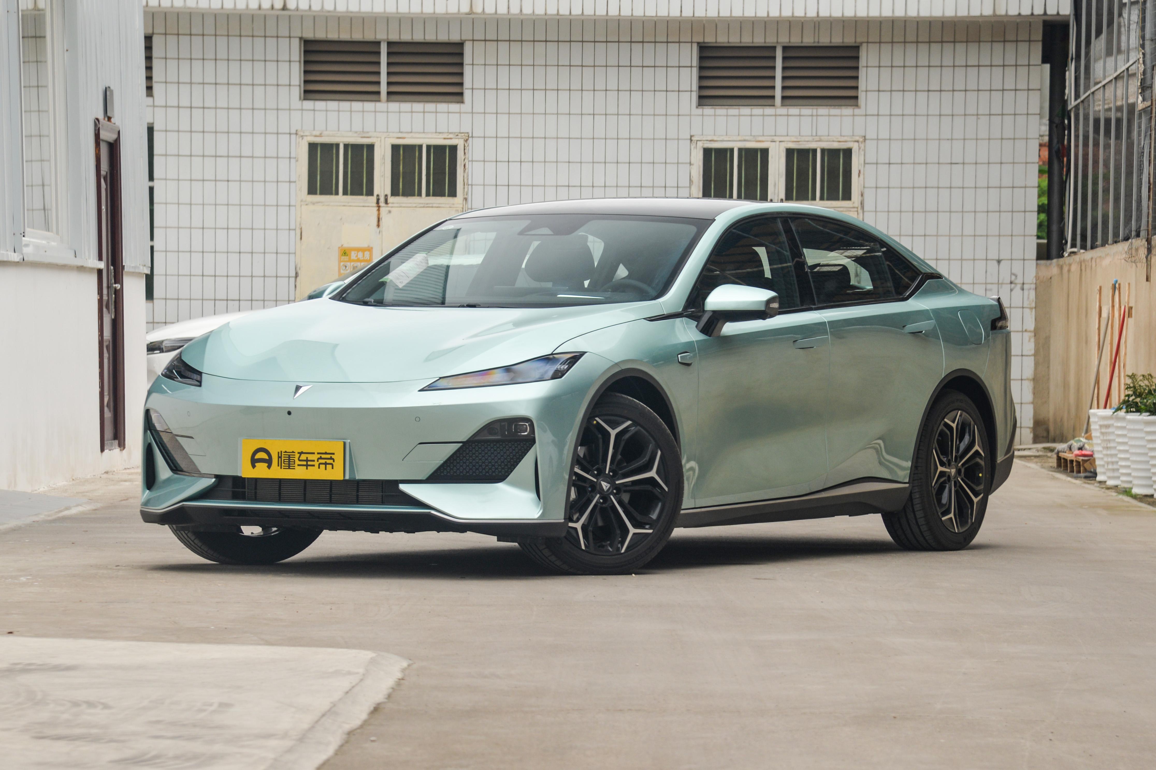 荣威d7dmh驭光蓝和刀锋银对比,插电版荣威d7值得选吗